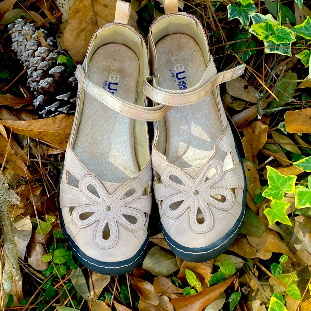 JBU size 8 sporty gently worn shoes. Color: Magnolia.